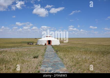 Der Empfang und das Aktivitätszentrum in der Three Camel Lodge in der mongolischen Wüste Gobi. Das Team kann einen Reitsport- und E-Bike-Verleih sowie das Spa organisieren. Stockfoto