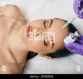 PRX-T33 Peeling. PRX-T33 biorevitalisierungs-Peel für das Gesicht einer Frau in einer Schönheitsklinik. Chirurgiefreie Gesichtsverjüngung Stockfoto