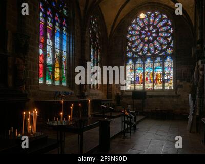 Buntglasfenster in Notre Dame de Folgoët, Finisttère, Bretagne, Frankreich. Stockfoto