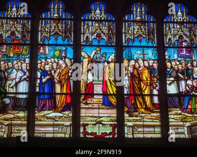 Buntglasfenster in Notre Dame de Folgoët, Finisttère, Bretagne, Frankreich. Stockfoto