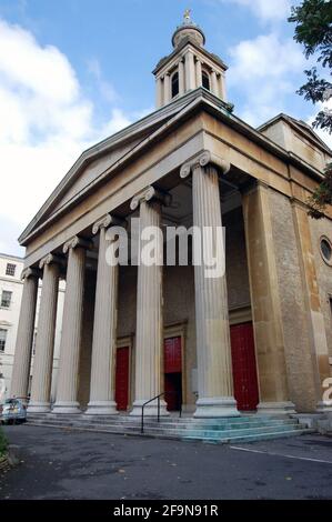 Der klassische Portikus der Kirche Saint Peter, Eaton Square im Stadtteil Belgravia von Westminster, Central London. Die georgische Kirche war ori Stockfoto