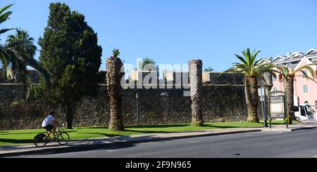 Alte Festungsmauern in Cascais, Portugal. Stockfoto