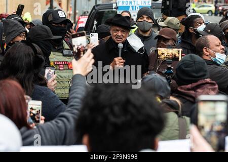 Minneapolis, Usa. April 2021. Reverend Jesse Jackson spricht in der Nähe des Hennepin County Government Center am 19. April 2021, dem Tag des Schließens von Argumenten und dem Beginn der Jury-Beratung im Derek Chauvin-Prozess in Minneapolis, Minnesota. Foto: Chris Tuite/imageSPACE Kredit: Imagespace/Alamy Live News Stockfoto