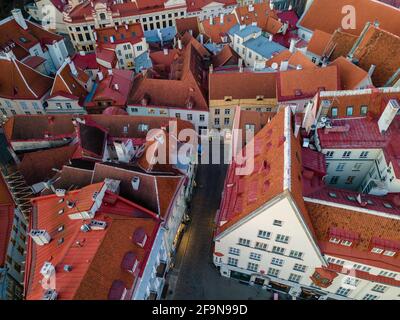 Tallinn, Estland - 9. Dezember 2020: Luftaufnahme der mittelalterlichen Altstadt mit roten Dächern, Kirche und Straßen Stockfoto