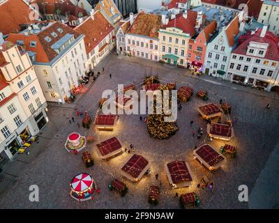 Tallinn, Estland - Dezember 9 2020: Luftaufnahme zum Weihnachtsmarkt in der Altstadt. Mittelalterliche Häuser mit roten Dächern Stockfoto