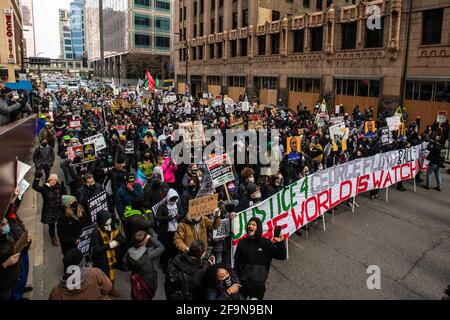 Minneapolis, Usa. April 2021. Demonstranten demonstrieren am 19. April 2021, dem Tag der abschließenden Argumente und dem Beginn der Jury-Beratung im Derek-Chauvin-Prozess in Minneapolis, Minnesota. Foto: Chris Tuite/imageSPACE Kredit: Imagespace/Alamy Live News Stockfoto