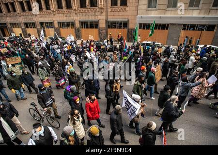 Minneapolis, Usa. April 2021. Demonstranten demonstrieren am 19. April 2021, dem Tag der abschließenden Argumente und dem Beginn der Jury-Beratung im Derek-Chauvin-Prozess in Minneapolis, Minnesota. Foto: Chris Tuite/imageSPACE Kredit: Imagespace/Alamy Live News Stockfoto