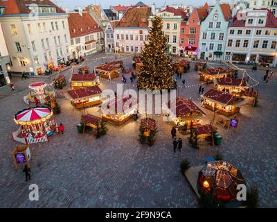 Tallinn, Estland - Dezember 9 2020: Luftaufnahme zum Weihnachtsmarkt in der Altstadt. Mittelalterliche Häuser mit roten Dächern Stockfoto