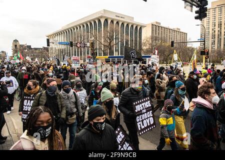 Minneapolis, Usa. April 2021. Demonstranten demonstrieren am 19. April 2021, dem Tag der abschließenden Argumente und dem Beginn der Jury-Beratung im Derek-Chauvin-Prozess in Minneapolis, Minnesota. Foto: Chris Tuite/imageSPACE Kredit: Imagespace/Alamy Live News Stockfoto