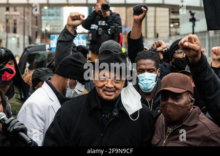 Minneapolis, Usa. April 2021. Reverend Jesse Jackson spricht in der Nähe des Hennepin County Government Center am 19. April 2021, dem Tag des Schließens von Argumenten und dem Beginn der Jury-Beratung im Derek Chauvin-Prozess in Minneapolis, Minnesota. Foto: Chris Tuite/imageSPACE Kredit: Imagespace/Alamy Live News Stockfoto