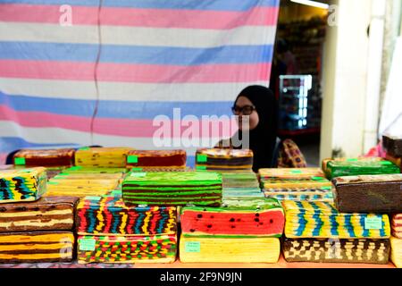 KEK Lapis , Sarawak-Schichtkuchen, verkauft auf dem Markt in Miri, Malaysia. Stockfoto