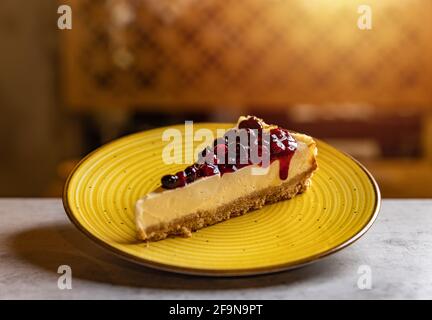 Scheibe gemischte Beeren Käsekuchen auf dem Teller in der Süßbude-Tabelle Stockfoto