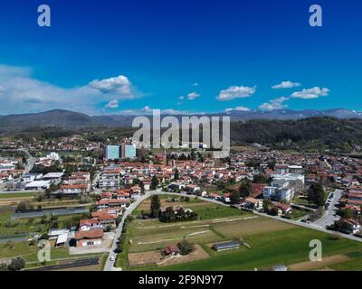 Luftaufnahmen von Sempeter Panorama. Kleine Stadt mit Krankenhaus der Region. Stockfoto