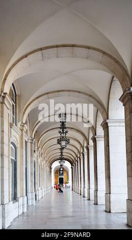 Gewölbte Korridore an der Seite des Commerce Square in Lissabon, Portuagal. Stockfoto