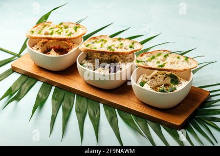 Mazeh Vorspeisen mit Hummus und anderen Dips Stockfoto