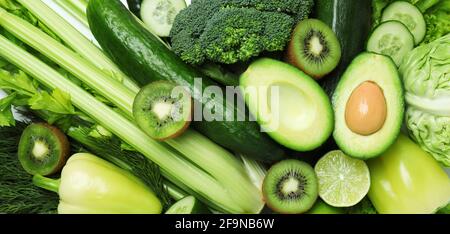 Frisches grünes Gemüse auf dem ganzen Hintergrund, Nahaufnahme Stockfoto