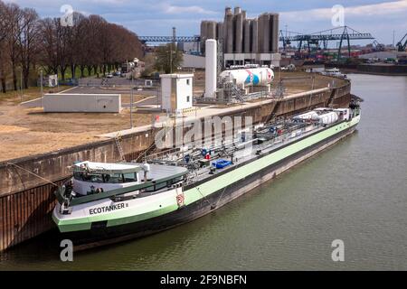 Das Erdgas-betriebene Tankschiff Ecotanker II am Ufer-zu-Schiff Bunkerstation für Flüssigerdgas (LNG) im Rhein Hafen in der To Stockfoto