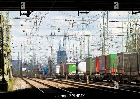 Blick vom Güterbahnhof Köln Eifeltor auf den Dom, Köln, Deutschland. Blick vom Gueterbahnhof Köln Eifeltorzum Dom, Köln, Deutschland. Stockfoto