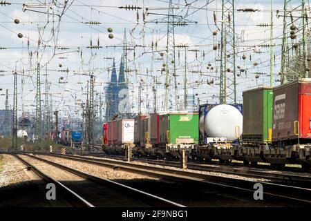 Blick vom Güterbahnhof Köln Eifeltor auf den Dom, Köln, Deutschland. Blick vom Gueterbahnhof Köln Eifeltorzum Dom, Köln, Deutschland. Stockfoto