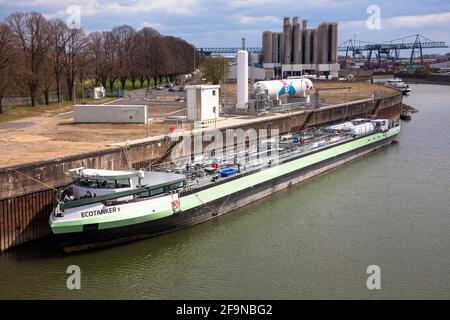 Das Erdgas-betriebene Tankschiff Ecotanker II am Ufer-zu-Schiff Bunkerstation für Flüssigerdgas (LNG) im Rhein Hafen in der To Stockfoto