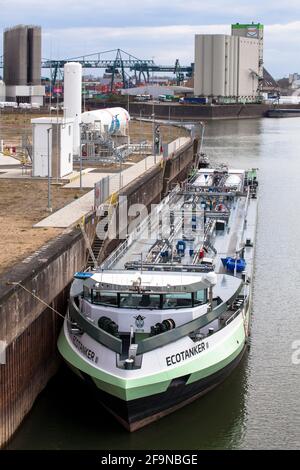 Das Erdgas-betriebene Tankschiff Ecotanker II am Ufer-zu-Schiff Bunkerstation für Flüssigerdgas (LNG) im Rhein Hafen in der To Stockfoto