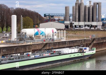 Das Erdgas-betriebene Tankschiff Ecotanker II am Ufer-zu-Schiff Bunkerstation für Flüssigerdgas (LNG) im Rhein Hafen in der To Stockfoto