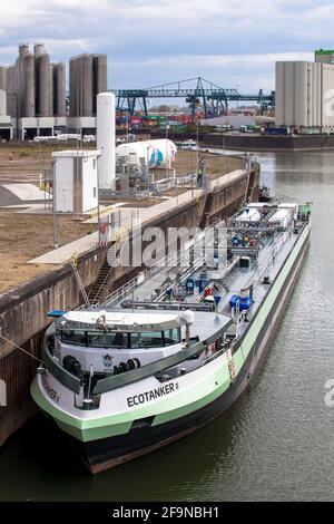 Das Erdgas-betriebene Tankschiff Ecotanker II am Ufer-zu-Schiff Bunkerstation für Flüssigerdgas (LNG) im Rhein Hafen in der To Stockfoto