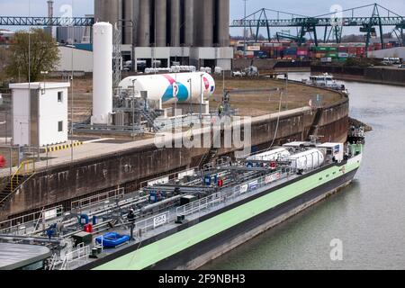 Das Erdgas-betriebene Tankschiff Ecotanker II am Ufer-zu-Schiff Bunkerstation für Flüssigerdgas (LNG) im Rhein Hafen in der To Stockfoto