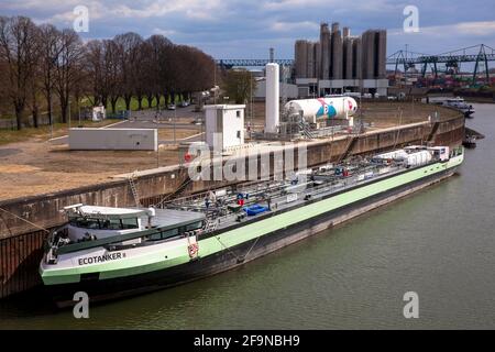 Das Erdgas-betriebene Tankschiff Ecotanker II am Ufer-zu-Schiff Bunkerstation für Flüssigerdgas (LNG) im Rhein Hafen in der To Stockfoto