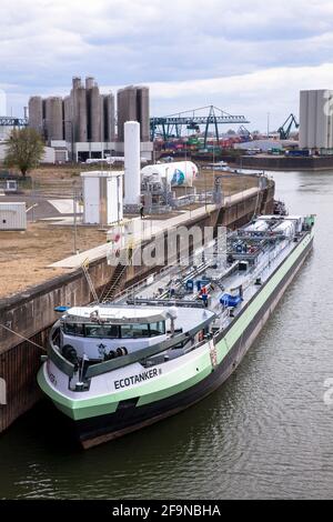 Das Erdgas-betriebene Tankschiff Ecotanker II am Ufer-zu-Schiff Bunkerstation für Flüssigerdgas (LNG) im Rhein Hafen in der To Stockfoto