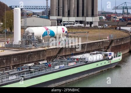 Das Erdgas-betriebene Tankschiff Ecotanker II am Ufer-zu-Schiff Bunkerstation für Flüssigerdgas (LNG) im Rhein Hafen in der To Stockfoto