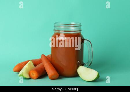 Glas mit Saft und Zutaten auf Minze Hintergrund Stockfoto