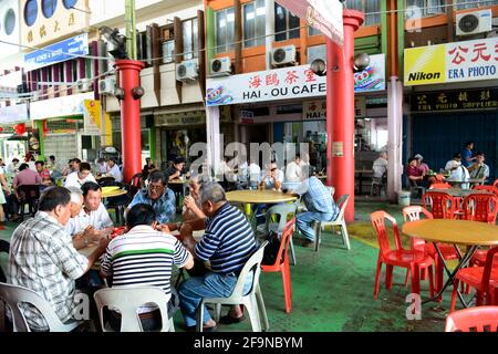 Malaiisches und chinesisches Lebensmittelhändler-Zentrum in Miri, Malaysia. Stockfoto