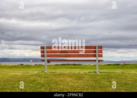 Eine Bank mit Blick auf das Meer Stockfoto