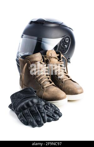 Motorrad-Sicherheitszubehör. Lederhandschuhe, Helm und Schuhe isoliert auf weißem Hintergrund. Stockfoto