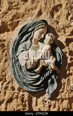 Wandtafel aus Keramik mit der Jungfrau Maria und dem Jesuskind auf den Straßen von Valetta, Malta Stockfoto