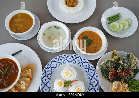 Thailändische Vermicelli-Reisnudel serviert mit süßer und saurer Erdnusssauce, frittiertem wildem Betal-Blattbusch, Schweinebraten mit würziger südthailändischer Paste Stockfoto