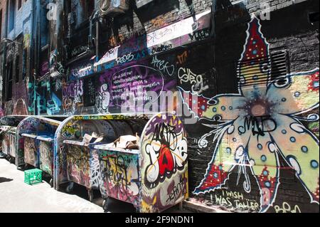 MELBOURNE, AUSTRALIEN - 21. NOVEMBER 2013: Die Hosier Lane ist einer der wichtigsten Orte für Graffiti und Mura Streetl Art in Melbourne. Stockfoto