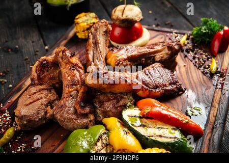 Gegrillte Lammrippchen mit Gemüse Stockfoto