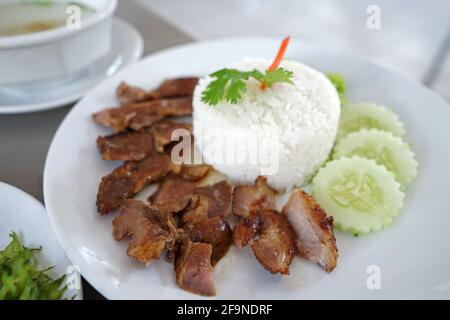 Nahaufnahme geschnittener Schweinebauch vom Grill, serviert mit weißem Reis Stockfoto