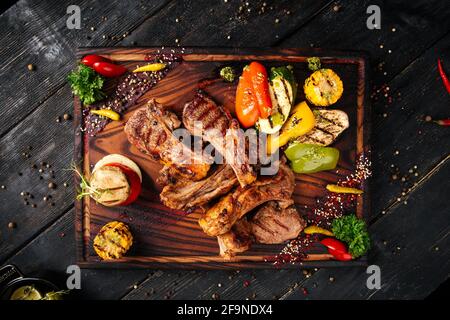 Gegrillte Lammrippchen mit Gemüse Stockfoto