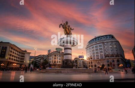 Skopje, Nordmakedonien. Denkmal von Alexander dem Großen Makedonski und falanga Kriegern auf dem Mazedonischen Platz bei Sonnenuntergang. Stockfoto