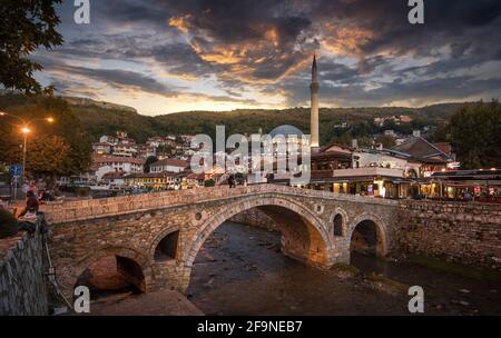 Prizren, Kosovo. Nachtansicht der alten Steinbrücke und der alten osmanischen Sinan Pasha Moschee. Historische Stadt am Ufer des Flusses Bistrica Stockfoto