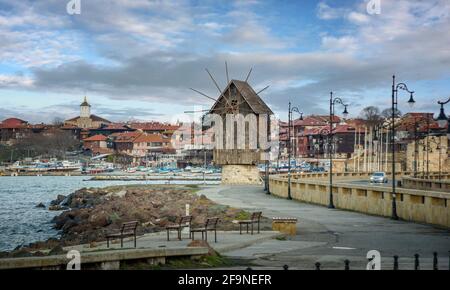 Nessebar Altstadt in Bulgarien und alte Windmühle. Nessebar ist einer der wichtigsten Badeorte an der bulgarischen Schwarzmeerküste. UNESCO-Weltkulturerbe Stockfoto