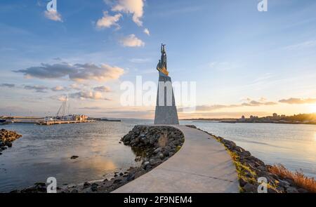 Nessebar, Burgas, Bulgarien. Statue des Heiligen Nikolaus in der Altstadt bei Sonnenuntergang. Die antike Stadt Nesebar ist ein UNESCO-Weltkulturerbe Stockfoto