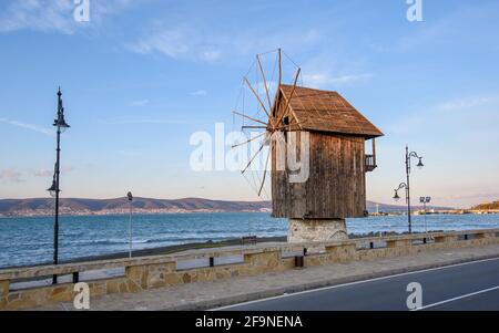 Nessebar Altstadt in Bulgarien und alte Windmühle. Nessebar ist einer der wichtigsten Badeorte an der bulgarischen Schwarzmeerküste. UNESCO-Weltkulturerbe Stockfoto