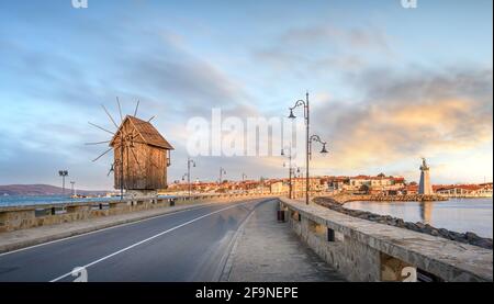 Alte Windmühle bei Sonnenuntergang in der Altstadt von Nessebar in Bulgarien. Nesebar ist einer der größten Badeorte an der bulgarischen Schwarzmeerküste. Stockfoto