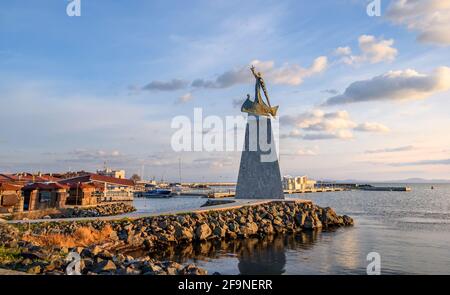 Nessebar, Burgas, Bulgarien. Statue des Heiligen Nikolaus in der Altstadt bei Sonnenuntergang. Die antike Stadt Nesebar ist ein UNESCO-Weltkulturerbe Stockfoto