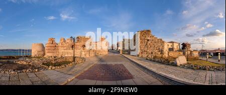 Nessebar, Burgas, Bulgarien. Die Ruinen und Teile der Mauer der alten Festung in der Altstadt. Die antike Stadt Nesebar ist ein UNESCO-Weltkulturerbe Stockfoto