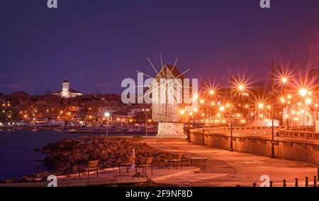 Alte Windmühle bei Sonnenuntergang in der Altstadt von Nessebar in Bulgarien. Nesebar ist einer der größten Badeorte an der bulgarischen Schwarzmeerküste. Stockfoto